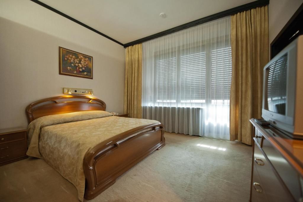 Отель Jolly Alon Hotel Кишинёв